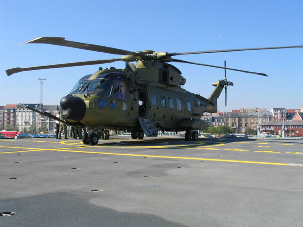 EH-101 Merlin Joint Supporter tester helikopterplatformen p kommandosttteskibet ESBERN SNARE