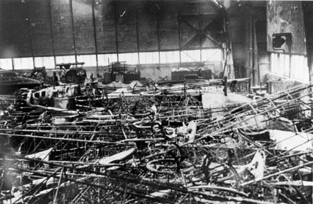 Udbrændte fly i Orlogsværftets hangar