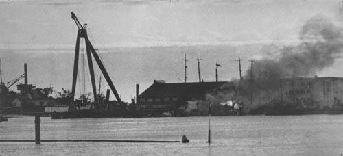 Det brændende værkstedsskib HENRIK GERNER på Holmen