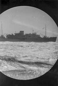Depotskibet HENRIK GERNER fotograferet gennem et ubådsperiskop