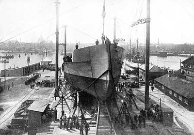 Søsætningen af artilleriskibet NIELS IUEL på Holmen 3. juli 1918