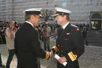 Chefen for SOK, kontreadmiral Nils Wang takker den britiske viceadmiral Paul Boissier for skibsklokken