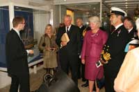 Museumsinspektr Jakob Seerup viser den engelske delegation rundt i udstillingen.