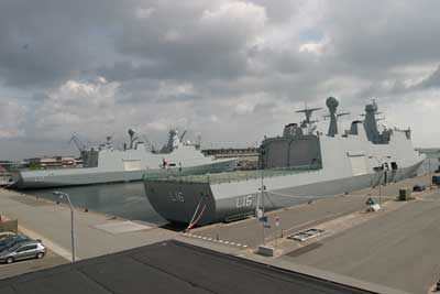 De to søsterskibe af ABSALON-klassen samlet på Flådestation Frederikshavn