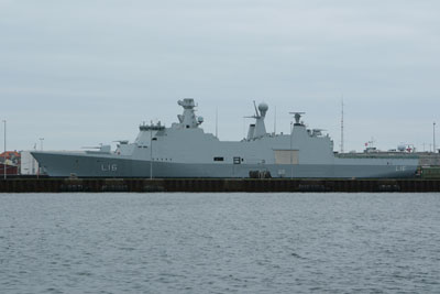 Støtteskibet ABSALON ses her i Korsør efter installation af CIWS