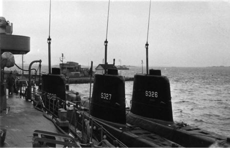 3 DELFINEN-klasse ubåde på siden af depotskibet ÆGIR
