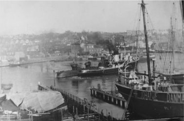 HØGEN bugseres ud fra Svendborg 28. marts 1941