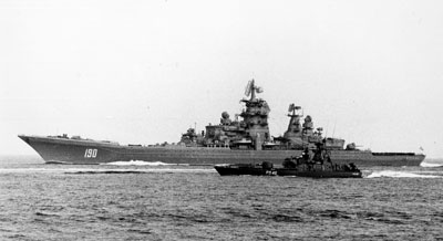 Torpedomissilbden RODSTEEN overvger en sovjetisk missilkrydser af KIROV-klassen