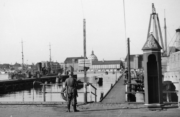 Tysk vagtpost p Holmen efter 29. august 1943