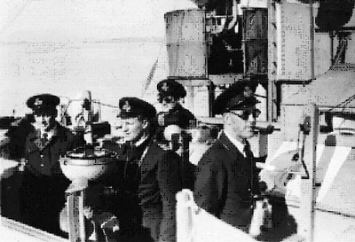 Fra fregattens bro ses fra højre chefen
