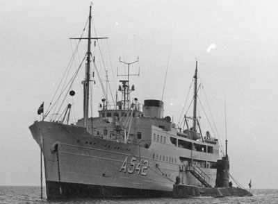 Depotskibet HENRIK GERNER til ankers med en ubåd af DELFINEN-klassen på siden