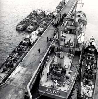 Depotskibet HJÆLPEREN omgviet af torpedobåde