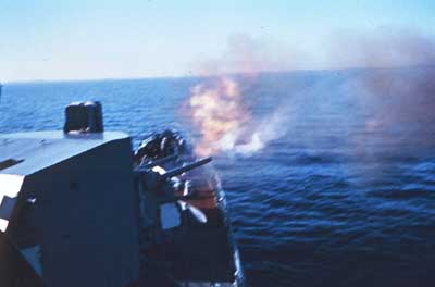 Affyring af 127 mm kanon fra fregatten PEDER SKRAM