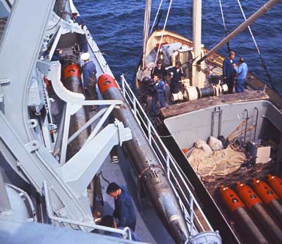 Torpedoer tages om bord fra transportskibet SLEIPNER