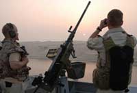 På ABSALONs vej gennem Suez-kanalen var mandskabet klar ved maskingeværerne