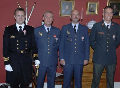 Helikopterbesætningen efter tildelingen af Medaljen for Udmærket Lufttjeneste