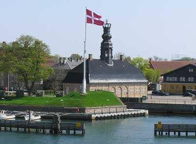 Batteri SIXTUS med Rigets Flag på Nyholm i København