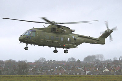Første danske EH-101 ses her under første flyvning