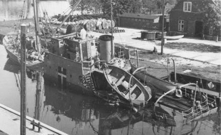 Minelæggeren LOUGEN ses her på Holmen efter sænkningen 29. august 1943