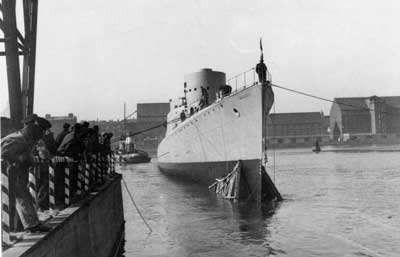 Torpedobden NAJADEN, den senere WILLEMOES, ssttes fra Holmen 17. marts 1943