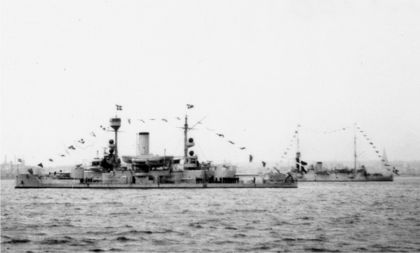 Kystforsvarsskibet OLFERT FISCHER og krydseren HEJMDAL