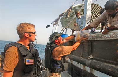 Amerikanske marinesoldater fra missilkrydseren USS LEYTE GULF