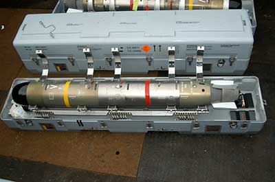 Antiubådstorpedoen MU-90 M/04 ses her i transport- og opbevaringskasse