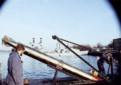 Ombordtagning af torpedo i ubden SPKHUGGEREN